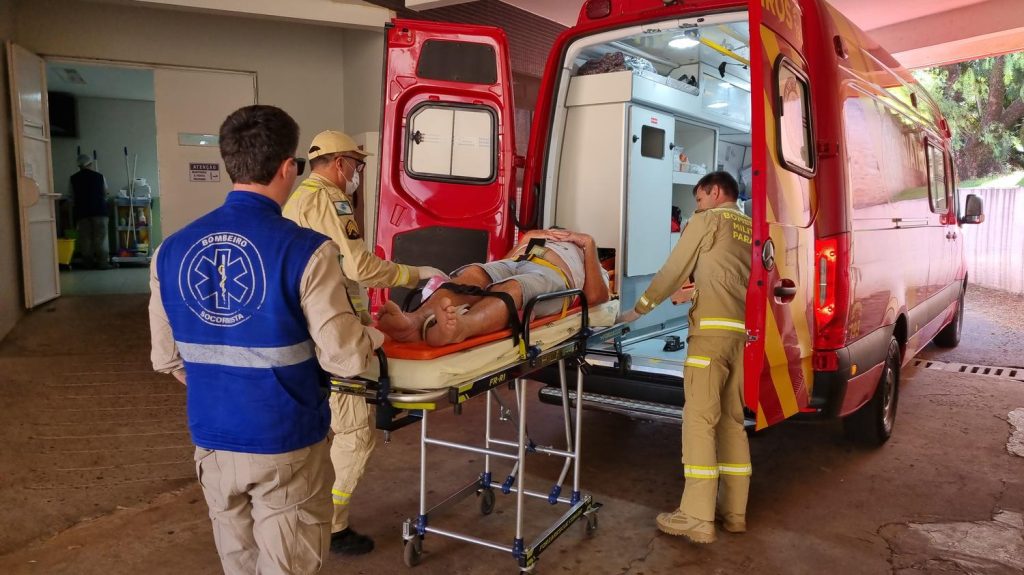 Após sofrer queda, idoso é socorrido pelo Siate