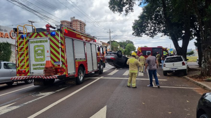 Sportage capota após colisão com Gol no Bairro Coqueiral, em Cascavel