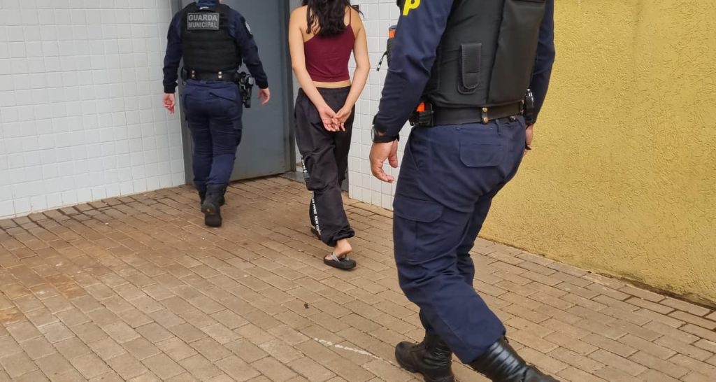 Menina de 15 anos é apreendida com crack e maconha para venda no Centro de Cascavel Menina de 15 anos é apreendida com crack e maconha para venda no Centro de Cascavel