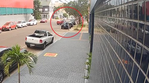 Gol atinge Jeep Compass estacionado e deixa prejuízo Gol atinge Jeep Compass estacionado e deixa prejuízo