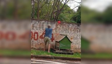 Imagem referente a Homem é flagrado jogando fora potes com água e comida para animais de rua em Cascavel