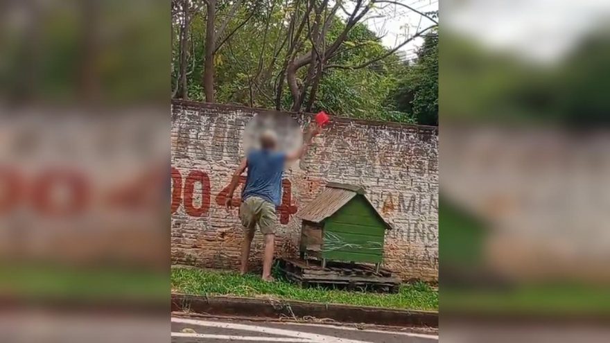 Homem é flagrado jogando fora potes com água e comida para animais de rua em Cascavel