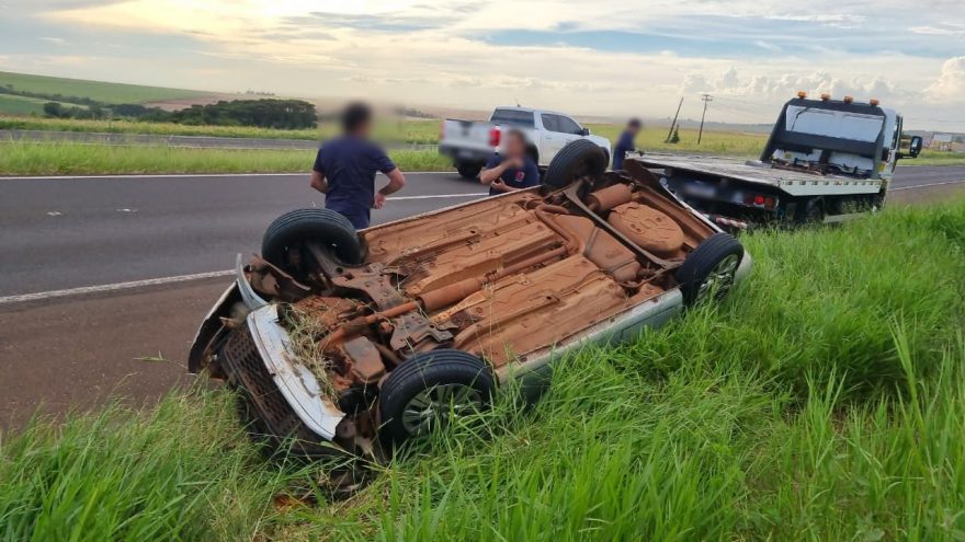 Condutor desvia de carro na contramão e escapa ileso após Voyage capotar na BR-163 em Cascavel