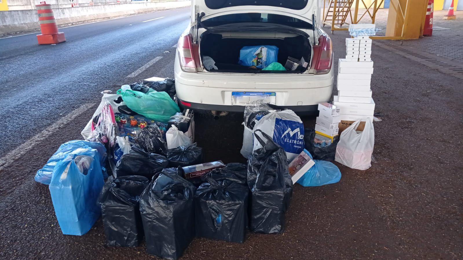 PRF apreende carga de contrabando avaliada em R$ 100 mil na BR-277 em Cascavel PRF apreende carga de contrabando avaliada em R$ 100 mil na BR-277 em Cascavel