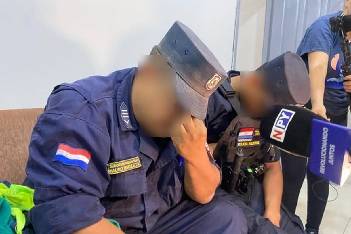 Quatro policiais do Paraguai são presos por extorquir US$ 10 mil de brasileiros Quatro policiais do Paraguai são presos por extorquir US$ 10 mil de brasileiros