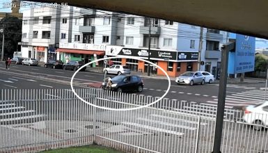 Imagem referente a Câmera flagra colisão entre carro e bicicleta na Avenida Carlos Gomes