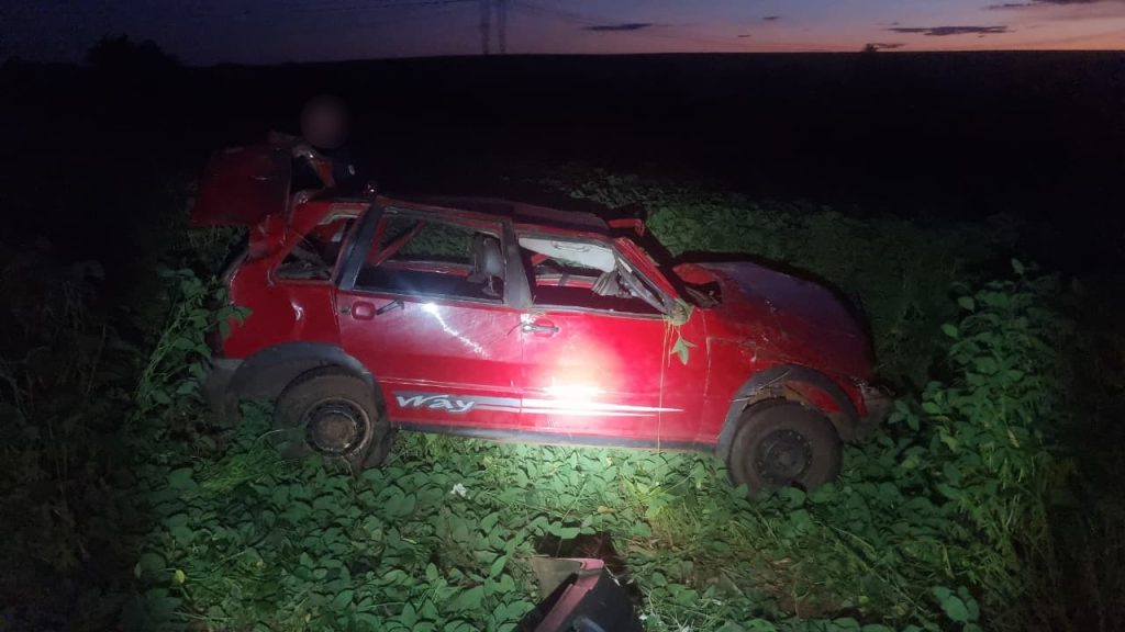 Fiat Uno com quatro ocupantes capota na BR-163 em Cascavel