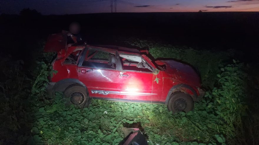 Fiat Uno com quatro ocupantes capota na BR-163 em Cascavel