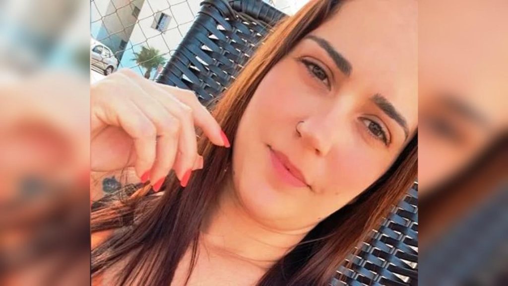 Jovem morre após carro bater em traseira de moto e arrastar por 80 metros no Paraná Jovem morre após carro bater em traseira de moto e arrastar por 80 metros no Paraná