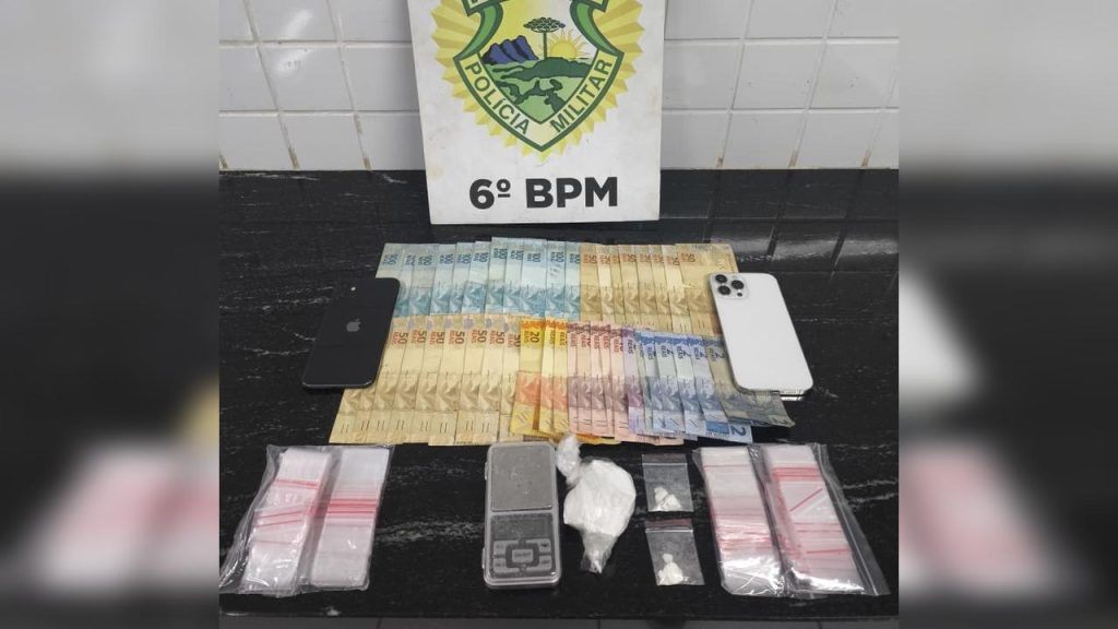 Cocaína, balança e Ford Fusion: Choque desmonta esquema delivery de ‘pó’ no Santa Cruz Cocaína, balança e Ford Fusion: Choque desmonta esquema delivery de ‘pó’ no Santa Cruz