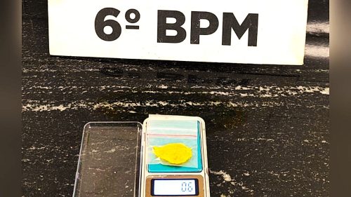 Polícia Militar flagra usuário com droga durante patrulhamento na Rua Recife Polícia Militar flagra usuário com droga durante patrulhamento na Rua Recife