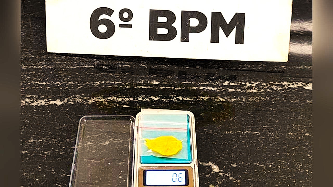 Polícia Militar flagra usuário com droga durante patrulhamento na Rua Recife Polícia Militar flagra usuário com droga durante patrulhamento na Rua Recife