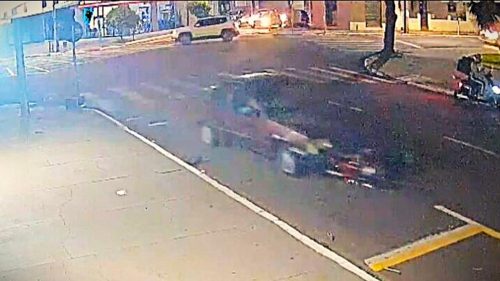 Motorista avança sinal, arrasta moto por 50 metros e acaba preso em seguida