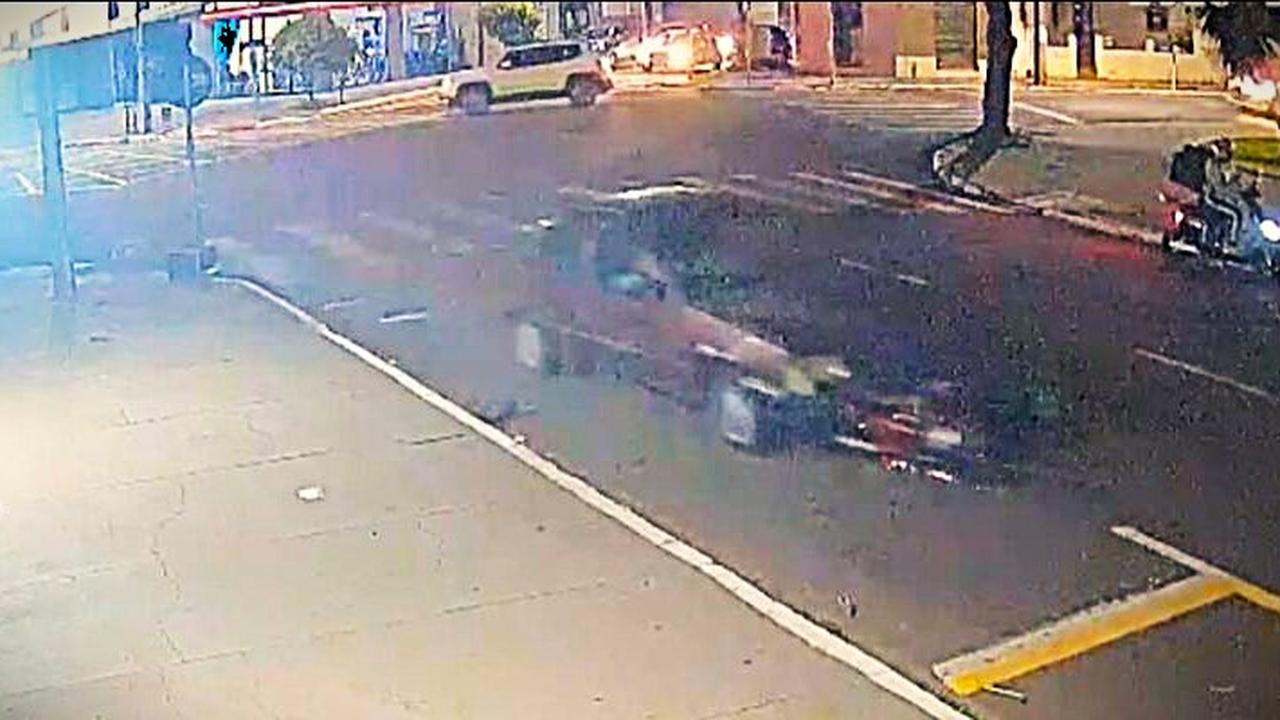 Motorista avança sinal, arrasta moto por 50 metros e acaba preso em seguida Motorista avança sinal, arrasta moto por 50 metros e acaba preso em seguida