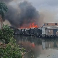 Incêndio destrói sete barracos no Dique da Vila Gilda, em Santos Imagem referente a Incêndio destrói sete barracos no Dique da Vila Gilda, em Santos