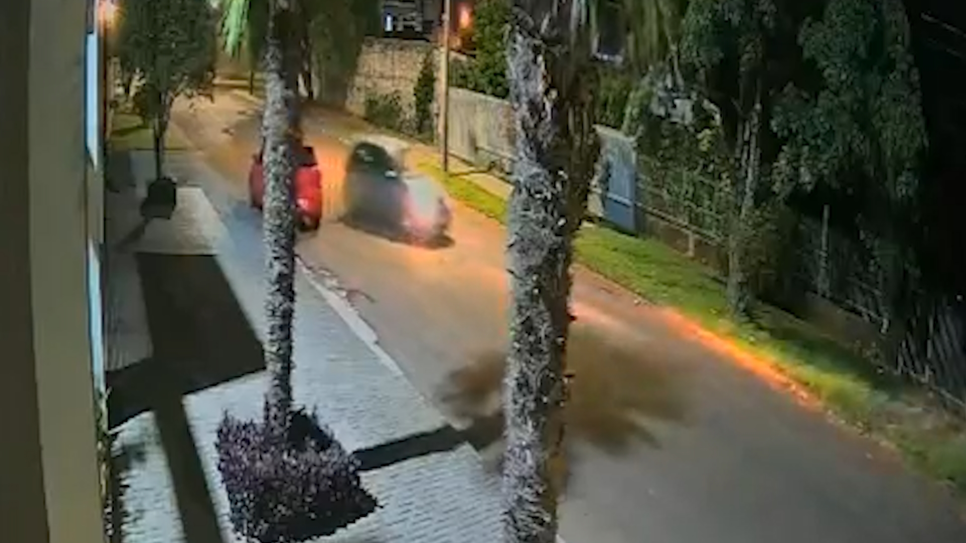 Câmera flagra Gol batendo em carro parado e invadindo residência no Universitário