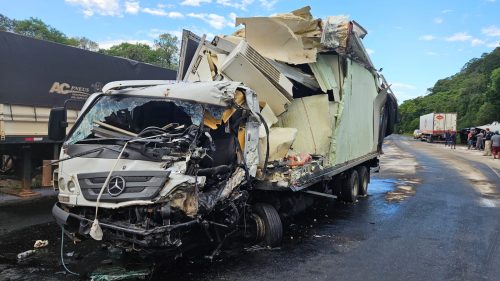 Colisão frontal entre caminhões deixa motorista gravemente ferido na BR-153