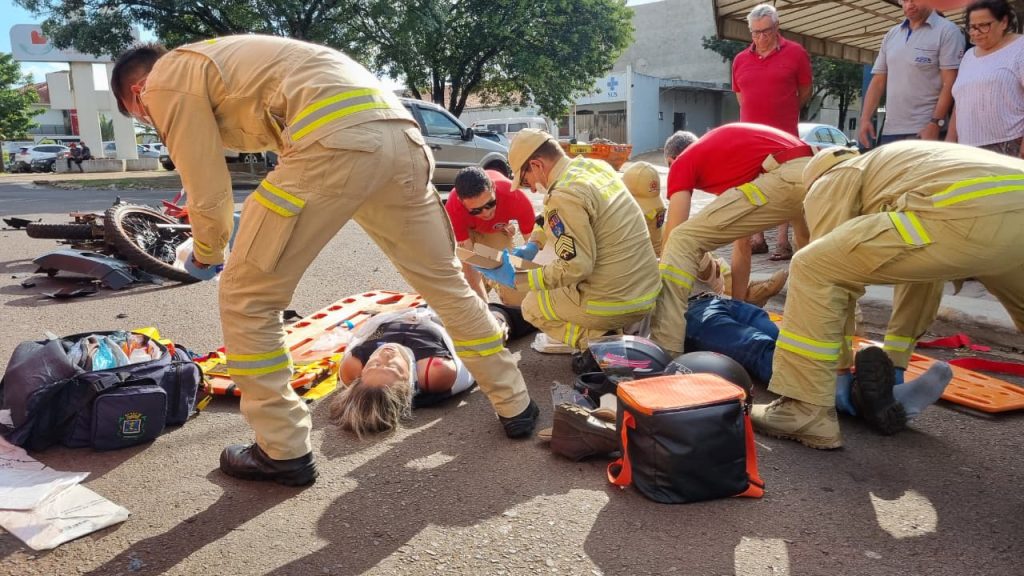 Motociclistas sofrem fraturas após colisão com carro em frente ao Hospital de Retaguarda