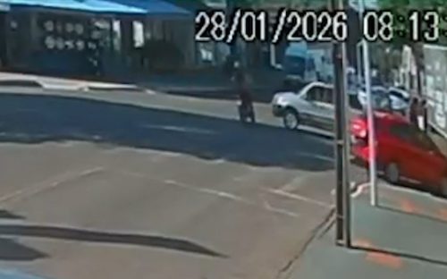 Ecosport avança preferencial e lança casal de moto ao chão em São Cristóvão Ecosport avança preferencial e lança casal de moto ao chão em São Cristóvão