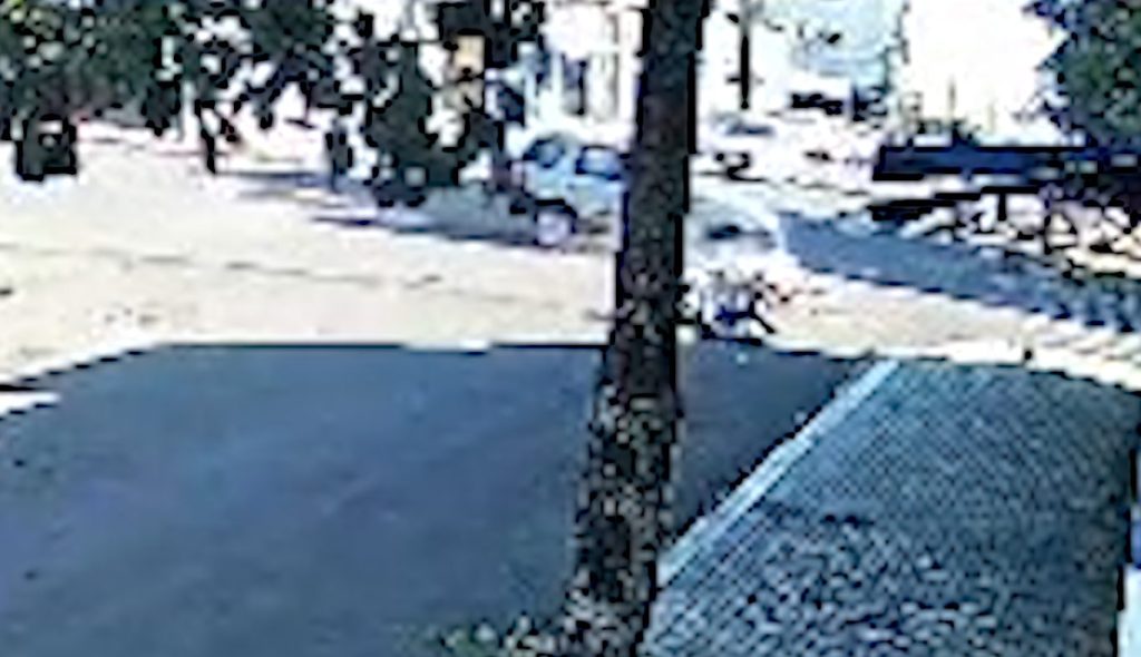 Câmera flagra carro batendo em moto e ocupantes voam na rua em Cascavel