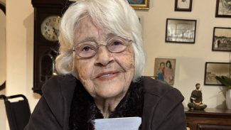 Após queda e fraturas, escritora Adélia Prado tem melhora de saúde