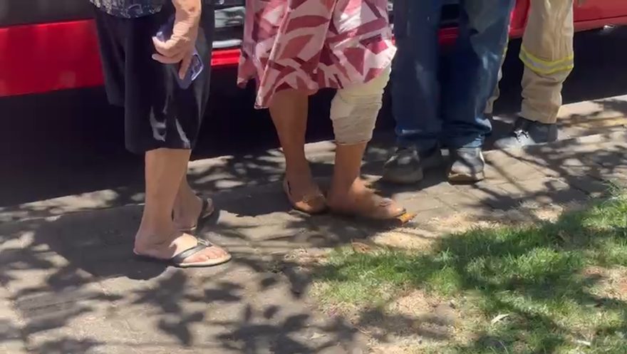 Idosa de 60 anos cai em bueiro e fica ferida após pedaço de ferro perfurar perna