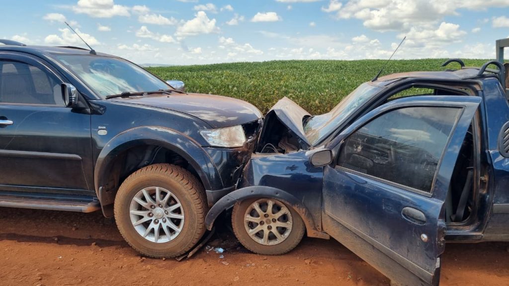 Pajero e Strada se envolvem em forte colisão frontal no interior de Cascavel