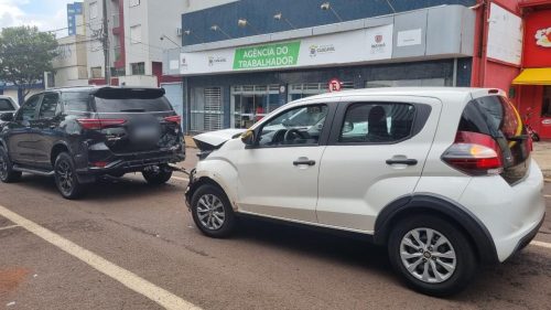 Mobi colide na traseira de SW4 em acidente na Rua Paraná Mobi colide na traseira de SW4 em acidente na Rua Paraná