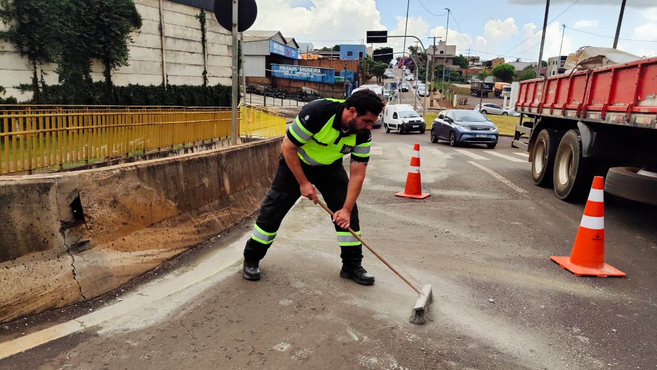 Gordura de frango espalhada na pista gera mau cheiro e transtorno no trânsito no acesso ao Jardim Veneza