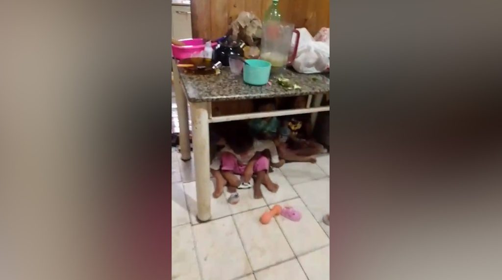 Vídeo: moradora abriga os netos debaixo da mesa para proteger crianças de temporal que inundou casa no Interlagos Vídeo: moradora abriga os netos debaixo da mesa para proteger crianças de temporal que inundou casa no Interlagos