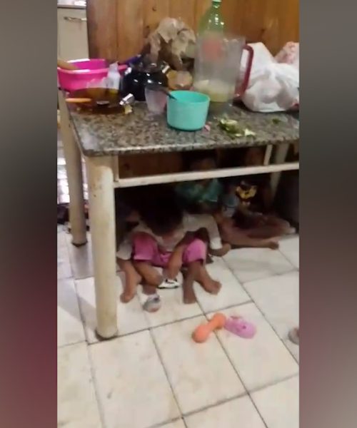 Imagem referente a Vídeo: moradora abriga os netos debaixo da mesa para proteger crianças de temporal que inundou casa no Interlagos