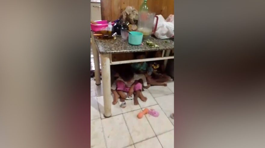 Vídeo: moradora abriga os netos debaixo da mesa para proteger crianças de temporal que inundou casa no Interlagos