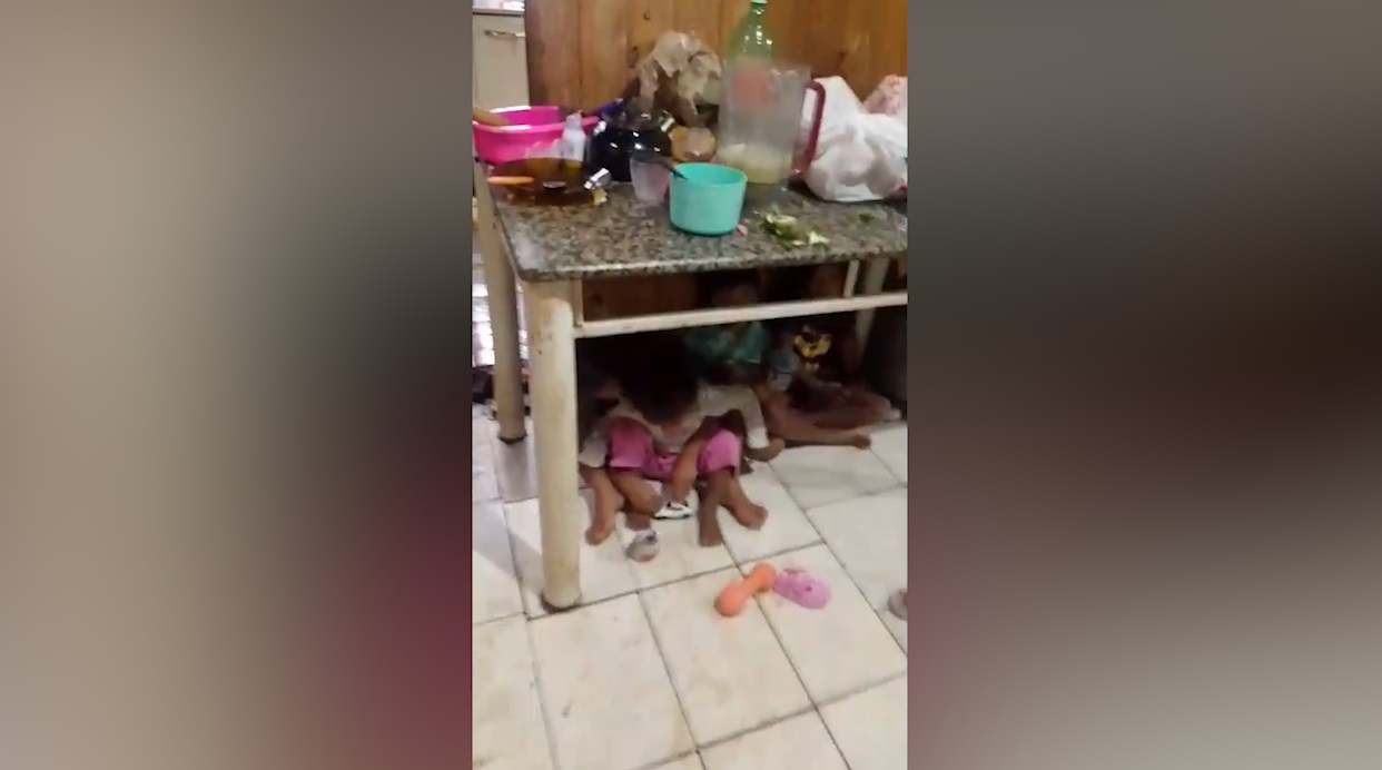 Vídeo: moradora abriga os netos debaixo da mesa para proteger crianças de temporal que inundou casa no Interlagos