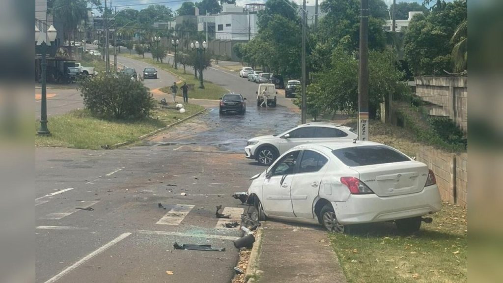 Carro perde o controle, atinge poste e provoca colisão em cadeia em Umuarama Carro perde o controle, atinge poste e provoca colisão em cadeia em Umuarama