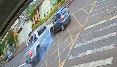 Imagem referente a Colisão entre Amarok e C3 é flagrada por câmeras de segurança no centro de Cascavel