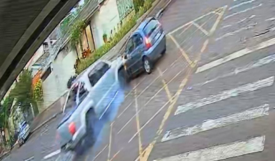 Colisão entre Amarok e C3 é flagrada por câmeras de segurança no centro de Cascavel