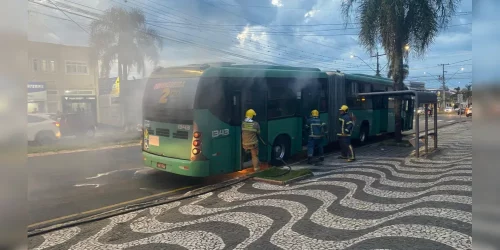Ônibus público lotado pega fogo e assusta passageiros em Ponta Grossa