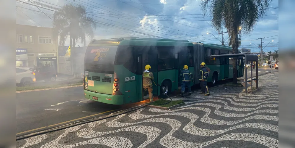 Ônibus público lotado pega fogo e assusta passageiros em Ponta Grossa Ônibus público lotado pega fogo e assusta passageiros em Ponta Grossa