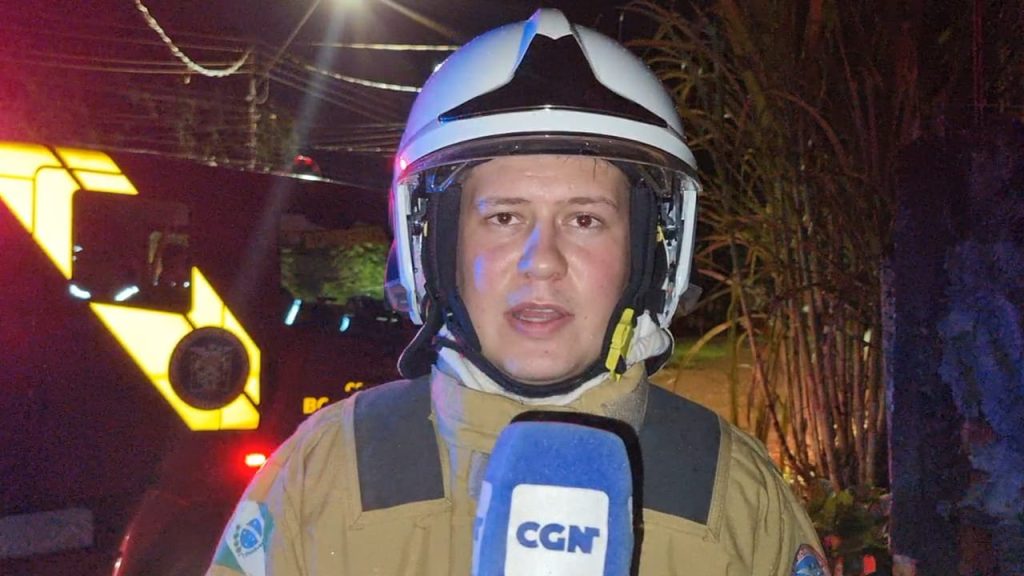 Incêndio atinge quarto de sobrado e calor danifica estrutura da residência no São Cristóvão Incêndio atinge quarto de sobrado e calor danifica estrutura da residência no São Cristóvão