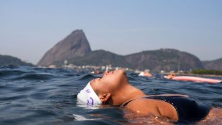 Treinos em grupo na praia devolvem liberdade a pessoas trans no Rio