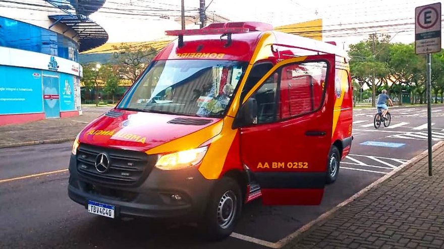 Homem é encontrado dormindo em gramado e recusa atendimento do Corpo de Bombeiros no Centro