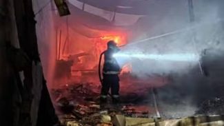 Incêndio destrói empresas e creche na zona leste de São Paulo
