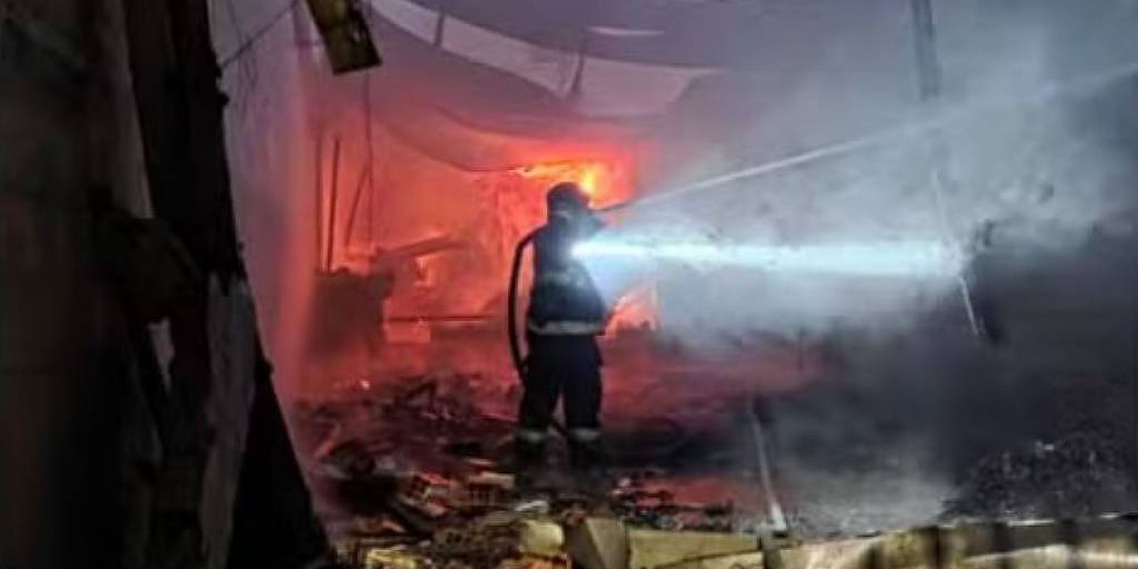 Incêndio destrói empresas e creche na zona leste de São Paulo