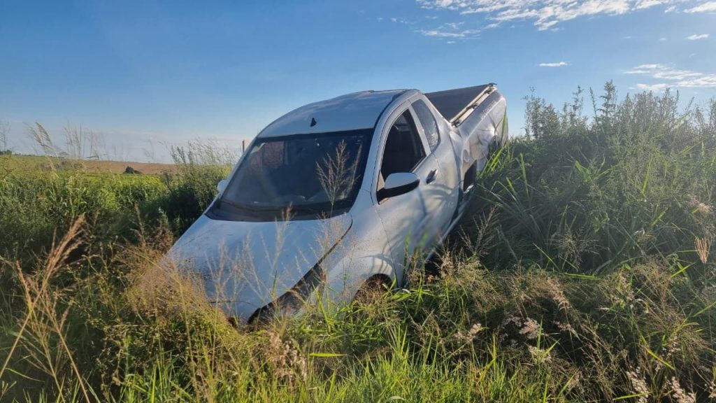 Motorista fica ferido após carro sair da pista e cair em barranco na BR-163