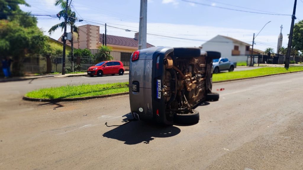 Toro tomba após colisão com Fiat Strada no Bairro Tropical