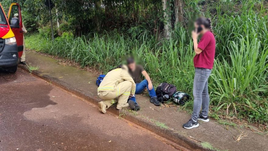Motociclista sofre queda na Rua Machado de Assis