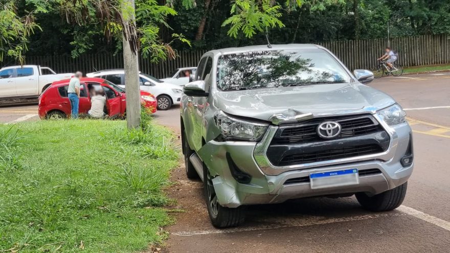 Sandero e Hilux se envolvem em acidente em rotatória no bairro Cancelli, em Cascavel