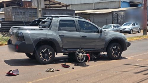 Motociclista escapa praticamente ileso após moto ficar embaixo de carro em acidente em Toledo