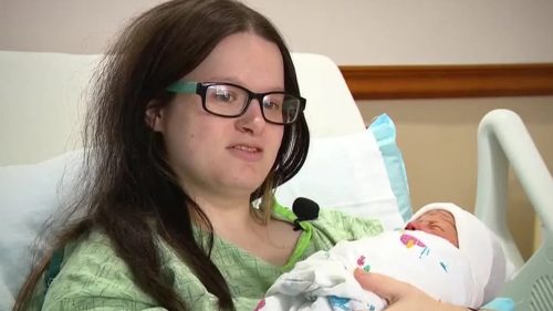 Mulher dá à luz no banheiro do trabalho sem saber que estava grávida