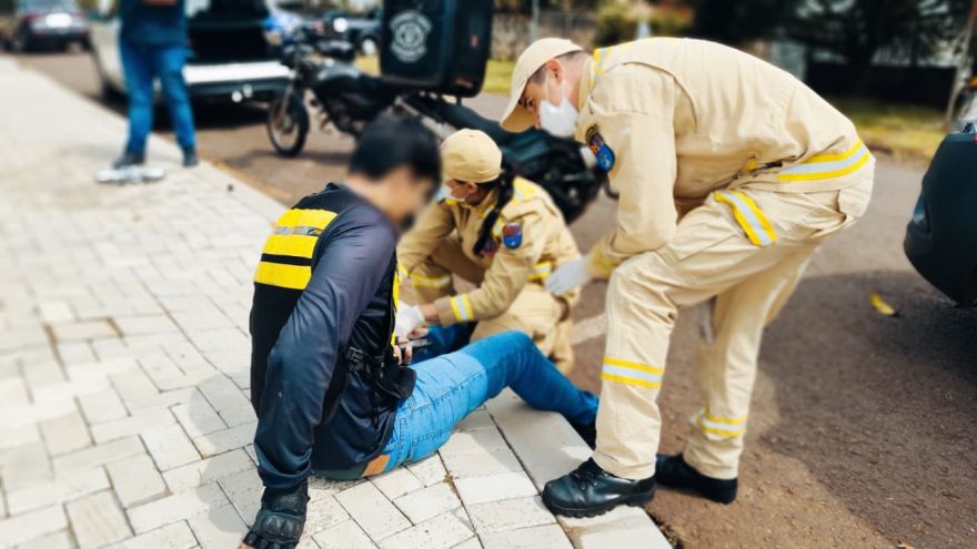 Motociclista sofre lesão grave na perna em acidente de trânsito na Rua Terra Roxa